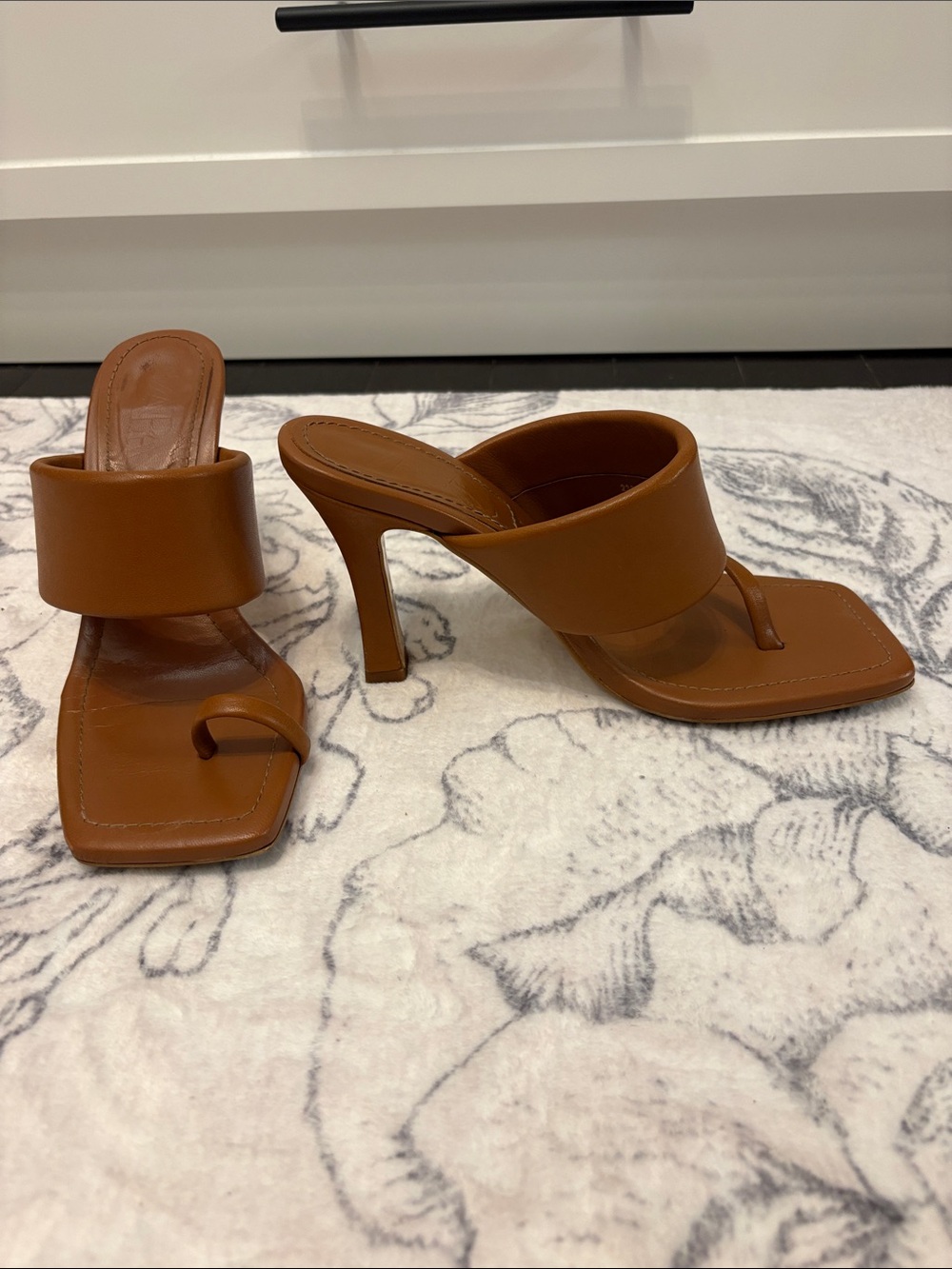 Zara Women’s Tan Leather Square-Toe heeled Sandals - Picture 2 of 9